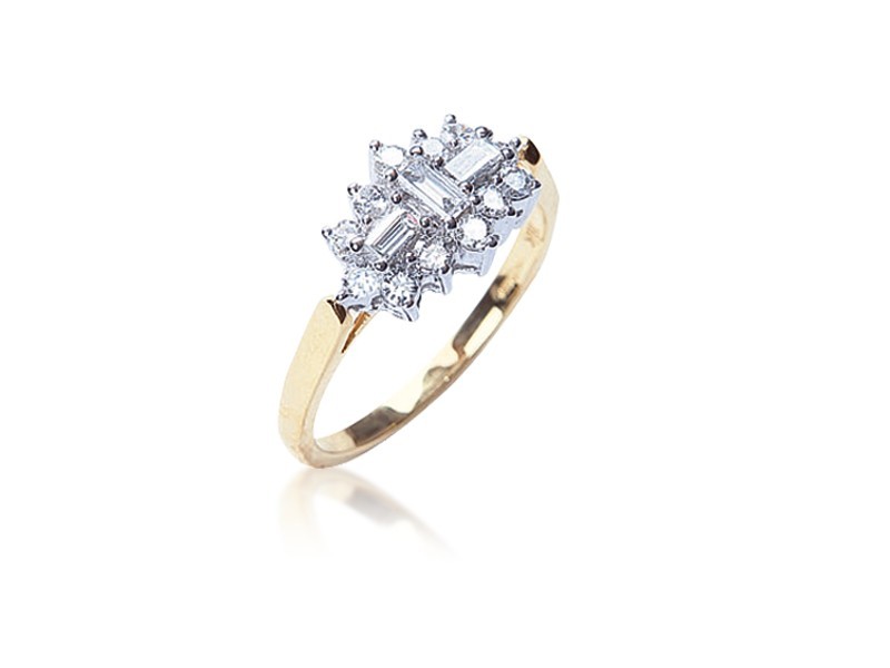 18ct Yellow & White Gold ring with 0.50ct Diamonds in white gold mount.