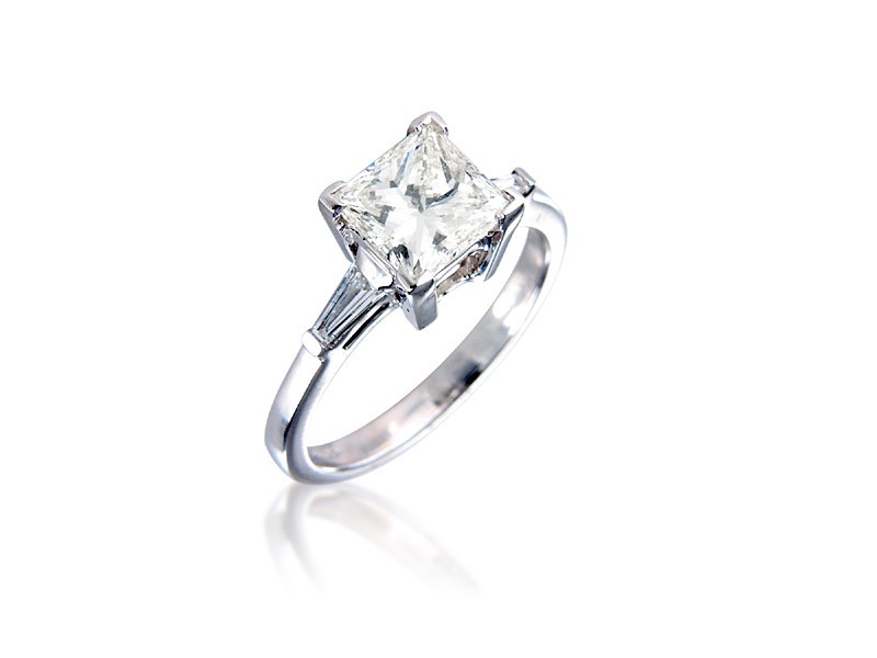 18ct White Gold 1.75ct Diamond Solitaire Engagement Ring