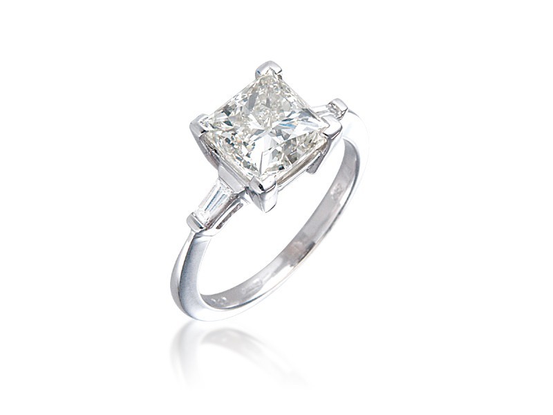 18ct White Gold 3.30ct Diamond Solitaire Engagement Ring