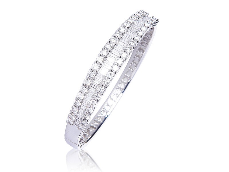 18ct White Gold & 7.30ct Diamonds Bangle