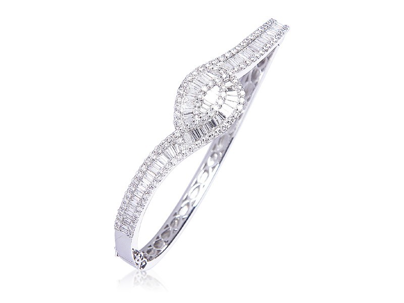 18ct White Gold & 3.75ct Diamonds Bangle