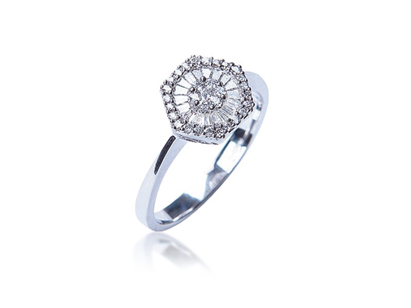 18ct White Gold ring with 0.30ct Diamonds