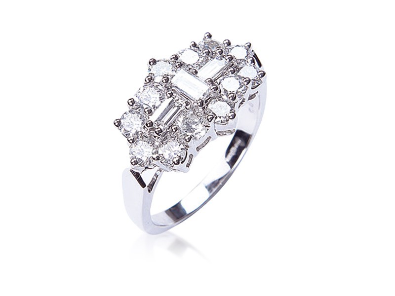 18ct White Gold ring with 2.00ct Diamonds.