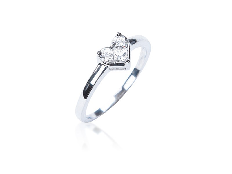 18ct White Gold ring with 0.33ct Diamonds.