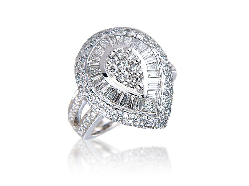 18ct White Gold ring with 2.00ct Diamonds.