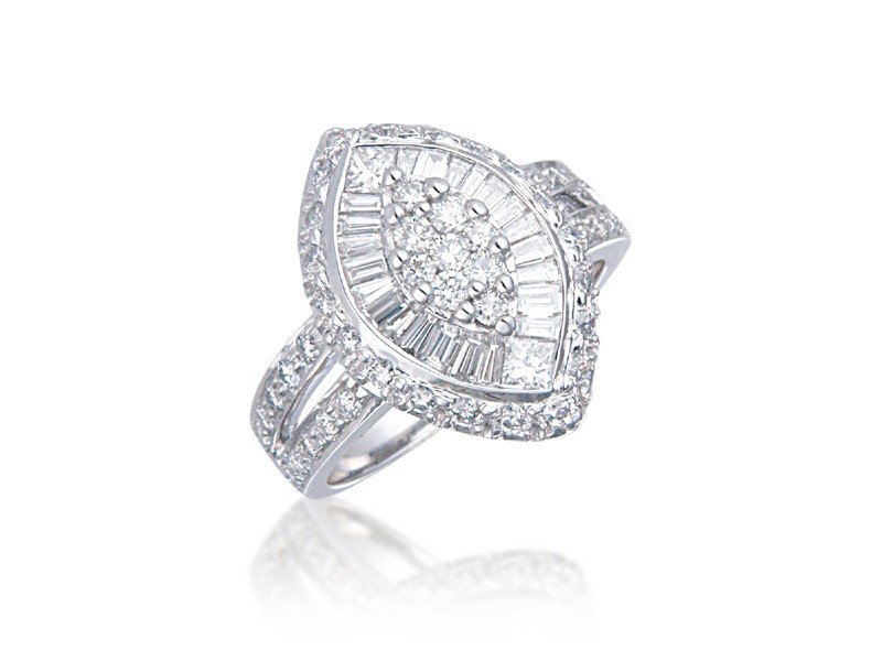 18ct White Gold ring with 1.55ct Diamonds.