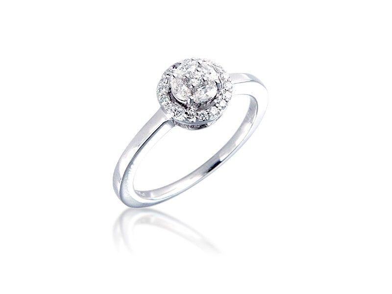 18ct White Gold ring with 0.30ct Diamonds.