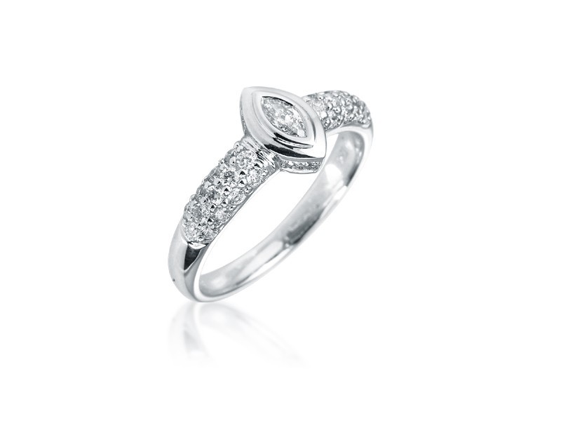 18ct White Gold ring with 0.50ct Diamonds.