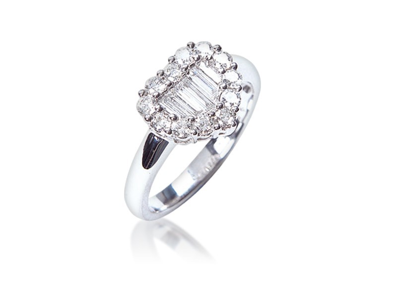 18ct White Gold ring with 0.80ct Diamonds.