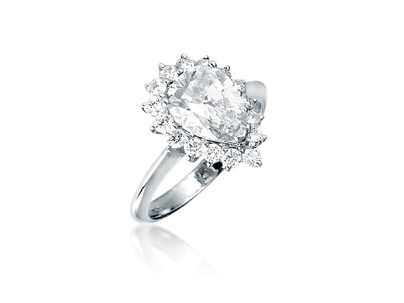 18ct White Gold ring with 2.80ct Diamonds.