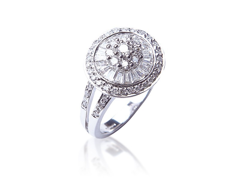 18ct White Gold ring with 1.00ct Diamonds.