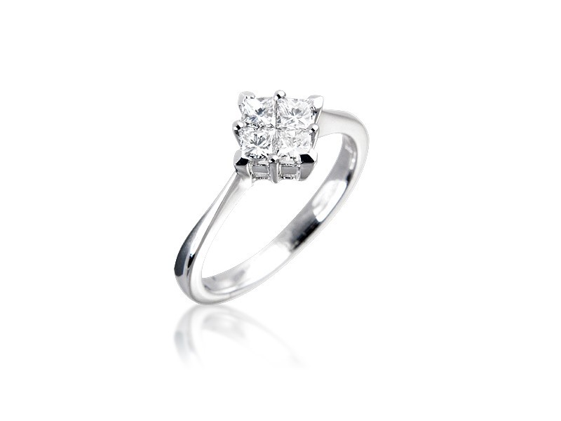 18ct White Gold ring with 0.50ct Diamonds.