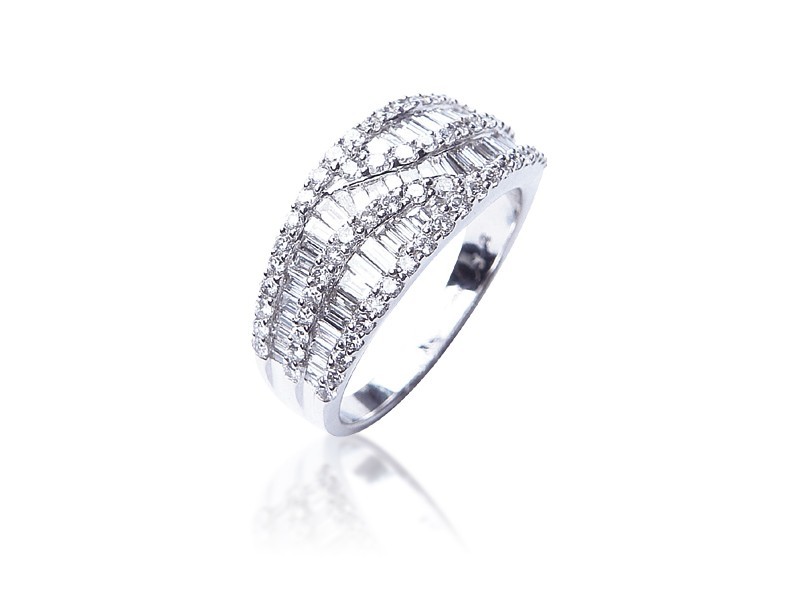 18ct White Gold ring with 1.25ct Diamonds.