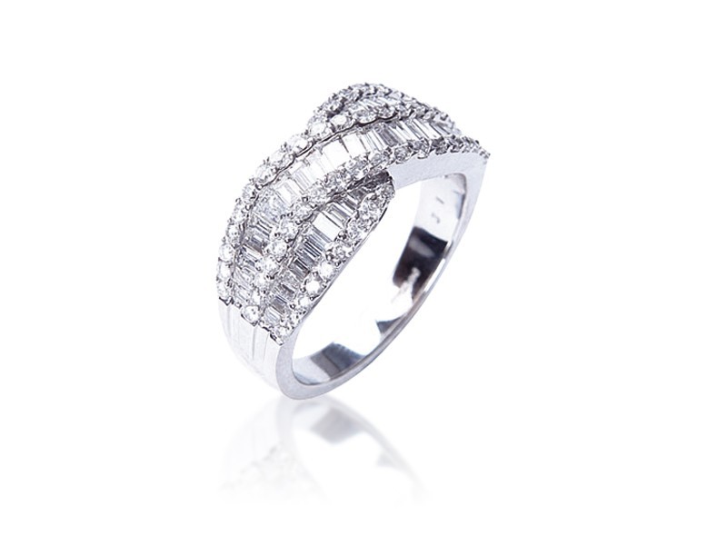 18ct White Gold ring with 1.25ct Diamonds.