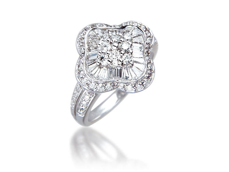 18ct White Gold ring with 1.35ct Diamonds.