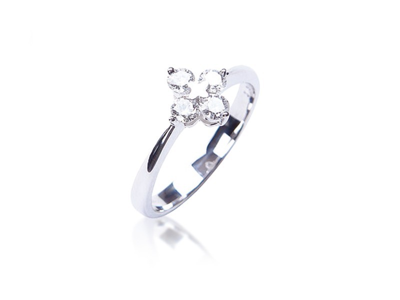 18ct White Gold ring with 0.40ct Diamonds.