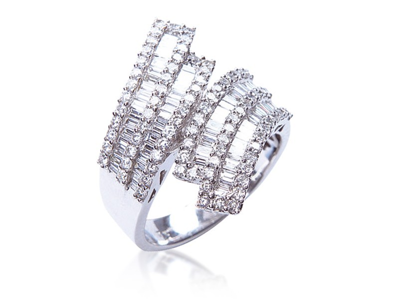 18ct White Gold ring with 1.65ct Diamonds.