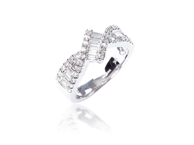 18ct White Gold ring with 0.80ct Diamonds.