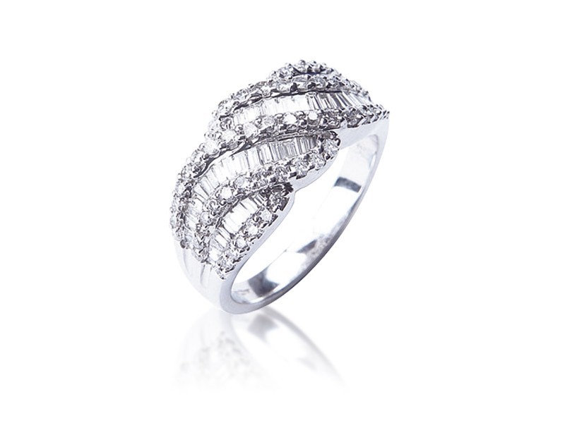 18ct White Gold ring with 1.15ct Diamonds.