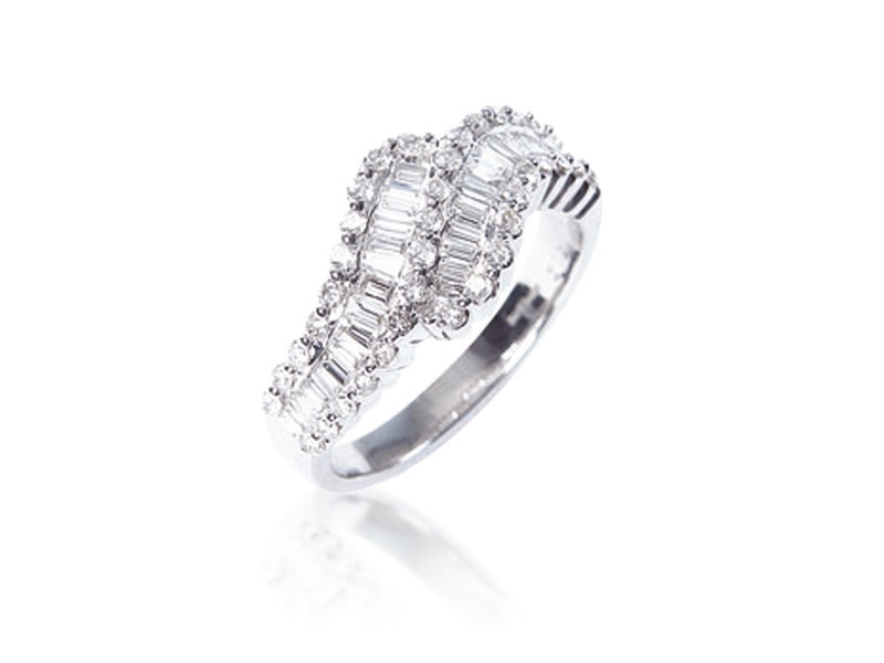 18ct White Gold ring with 0.90ct Diamonds.
