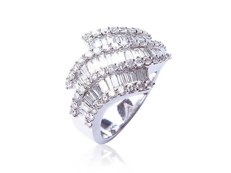 18ct White Gold ring with 2.00ct Diamonds.