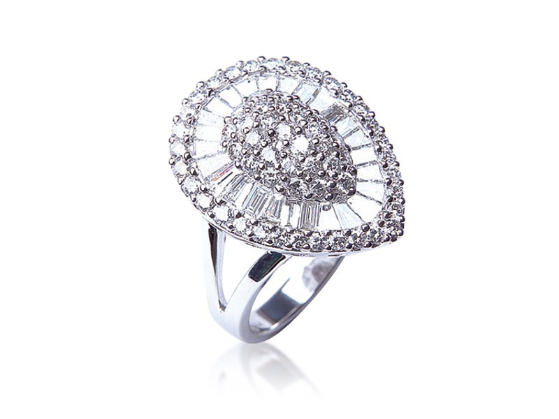 18ct White Gold ring with 2.00ct Diamonds.
