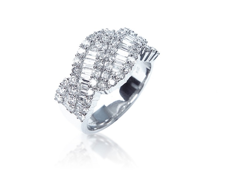 18ct White Gold ring with 1.60ct Diamonds.