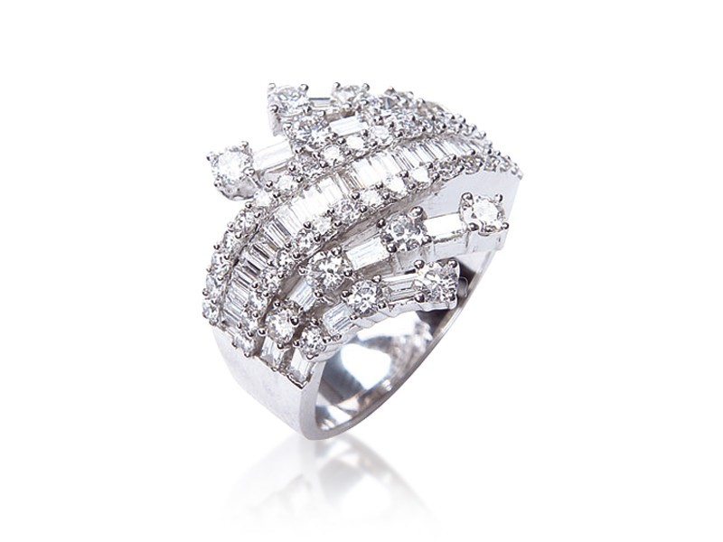 18ct White Gold ring with 2.20ct Diamonds.