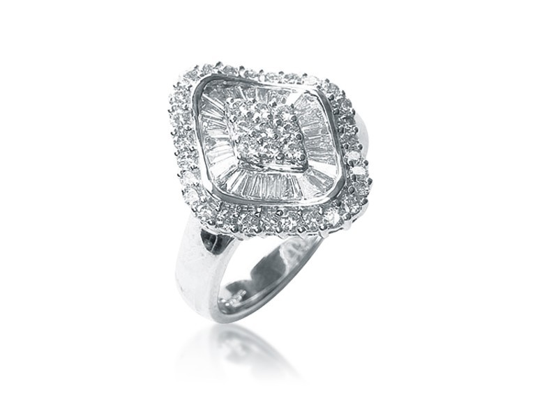 18ct White Gold ring with 1.40ct Diamonds.