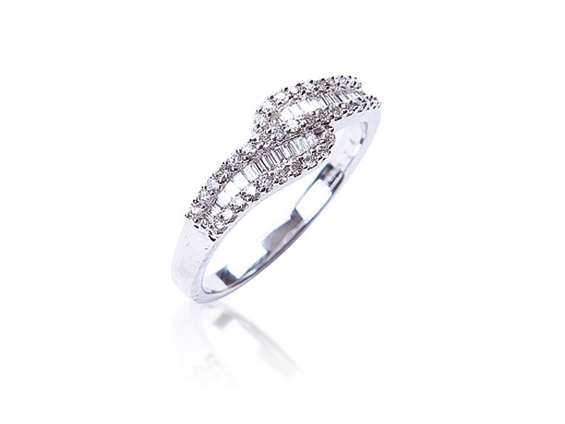 18ct White Gold ring with 0.42ct Diamonds.