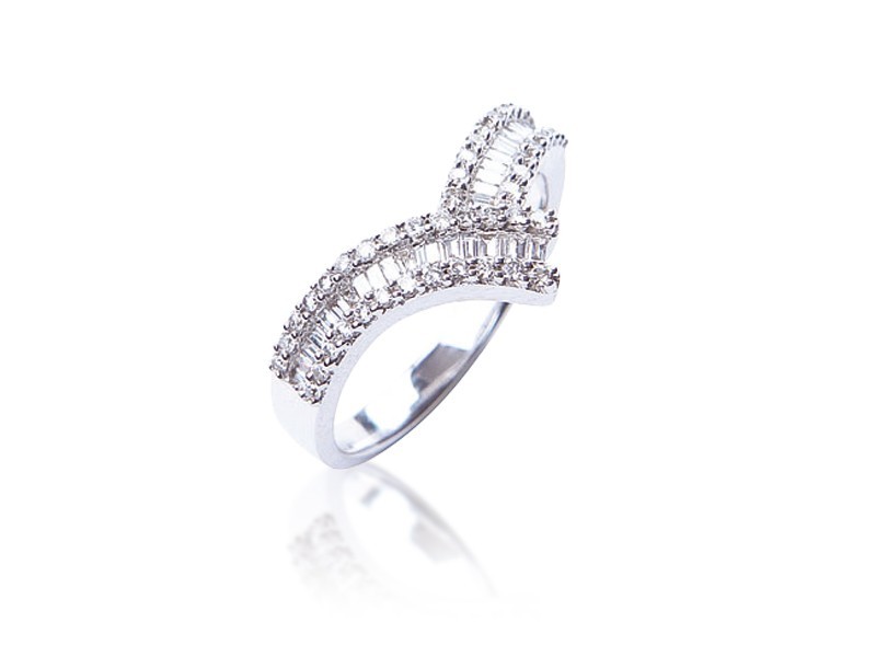 18ct White Gold ring with 0.45ct Diamonds.