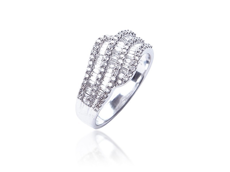 18ct White Gold ring with 0.75ct Diamonds.