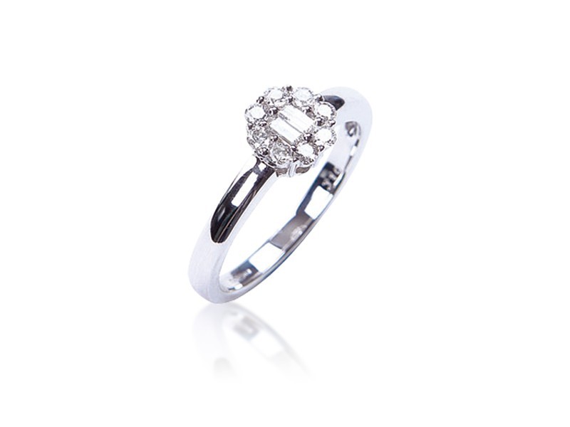 18ct White Gold ring with 0.25ct Diamonds.