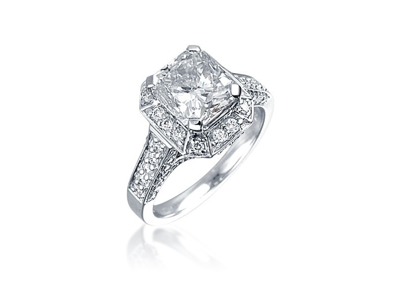 18ct White Gold ring with 2.50ct Centre Stone Total Diamonds 3.10ct