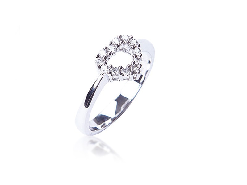 18ct White Gold ring with 0.20ct Diamonds.