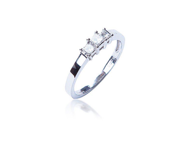 3 stone 18ct White Gold ring with 0.25ct Diamonds. 