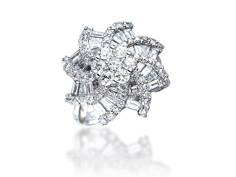 3 stone 18ct White Gold ring with 2.00ct Diamonds.