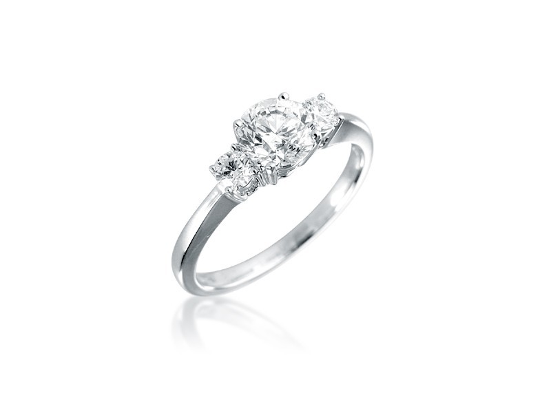 3 stone 18ct White Gold ring with 1.10ct Diamonds. 