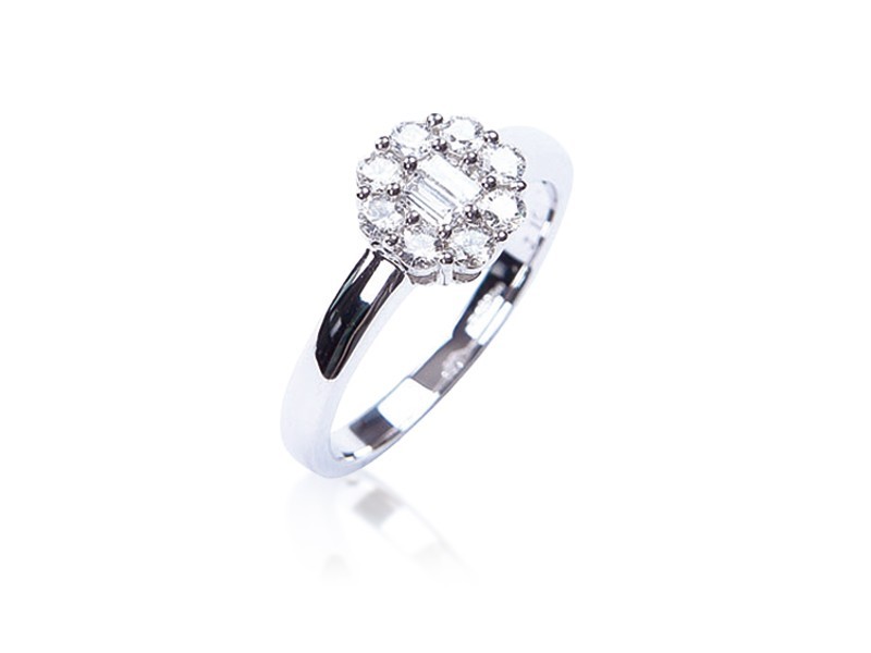 18ct White Gold ring with 0.50ct Diamonds. 