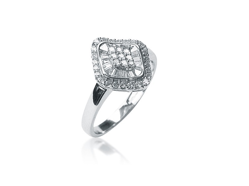 18ct White Gold ring with 0.50ct Diamonds. 