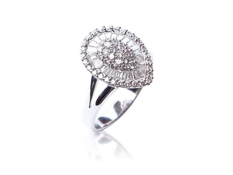 18ct White Gold ring with 0.85ct Diamonds. 