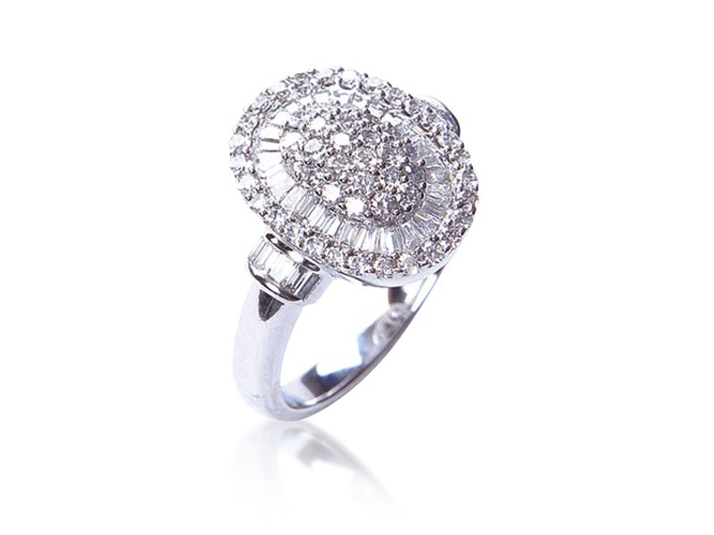 18ct White Gold ring with 1.10ct Diamonds. 