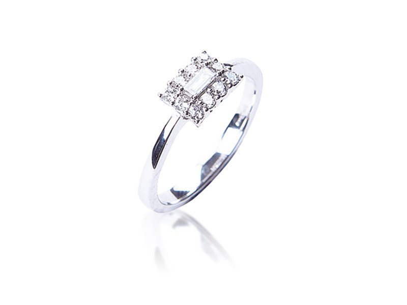 18ct White Gold ring with 0.30ct Diamonds. 