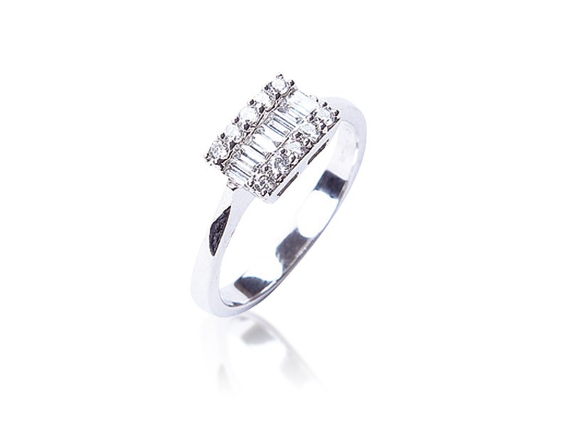 18ct White Gold ring with 0.35ct Diamonds. 