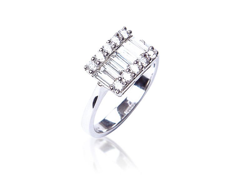 18ct White Gold ring with 0.75ct Diamonds. 