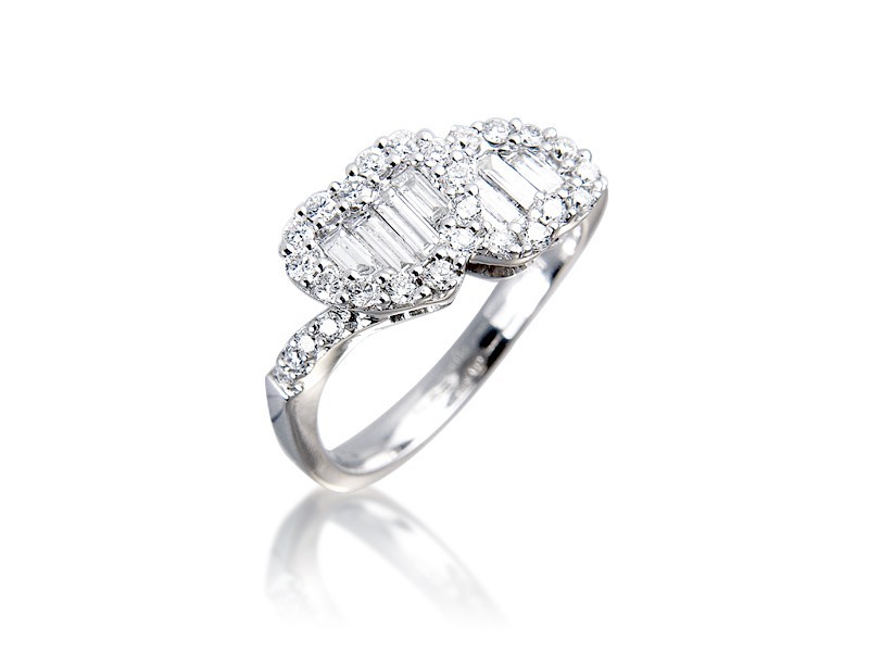 18ct White Gold ring with 0.80ct Diamonds. 