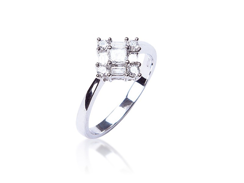 18ct White Gold ring with 0.50ct Diamonds. 