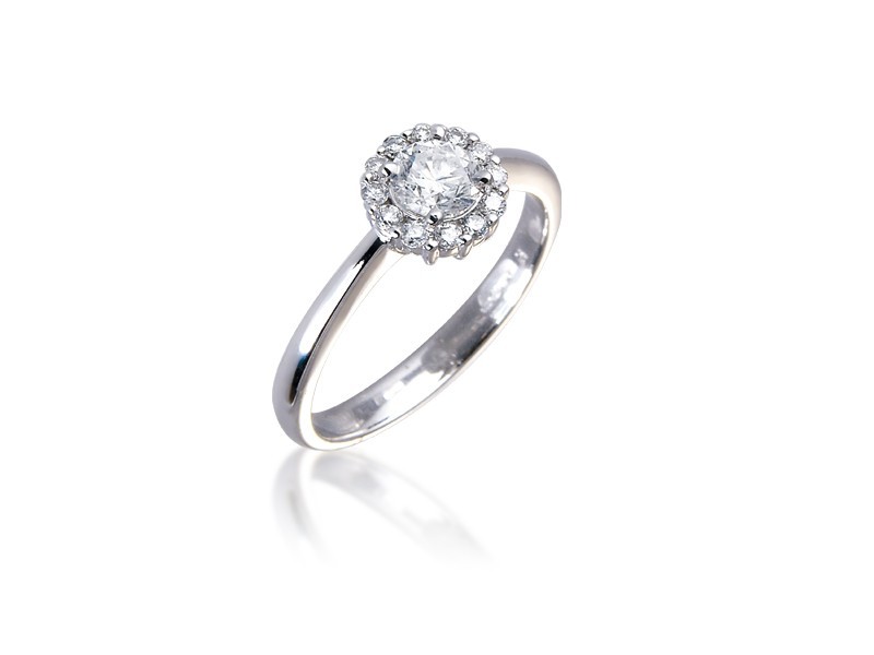 18ct White Gold ring with 0.45ct Diamonds. 