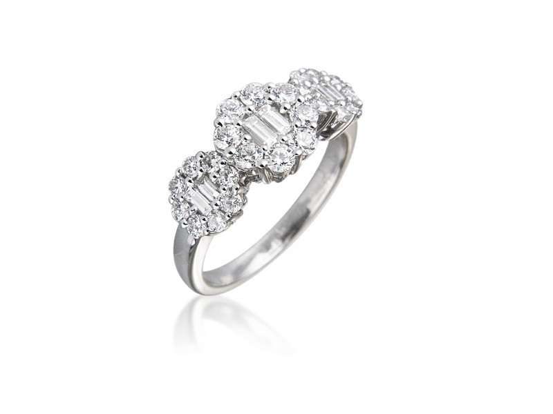 18ct White Gold ring with 0.95ct Diamonds. 