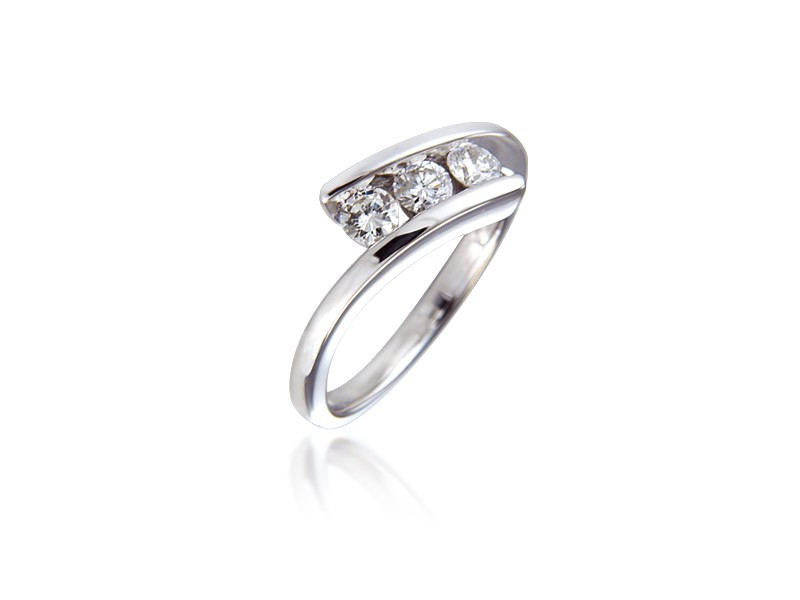 3 stone 18ct White Gold ring with 0.33ct Diamonds.